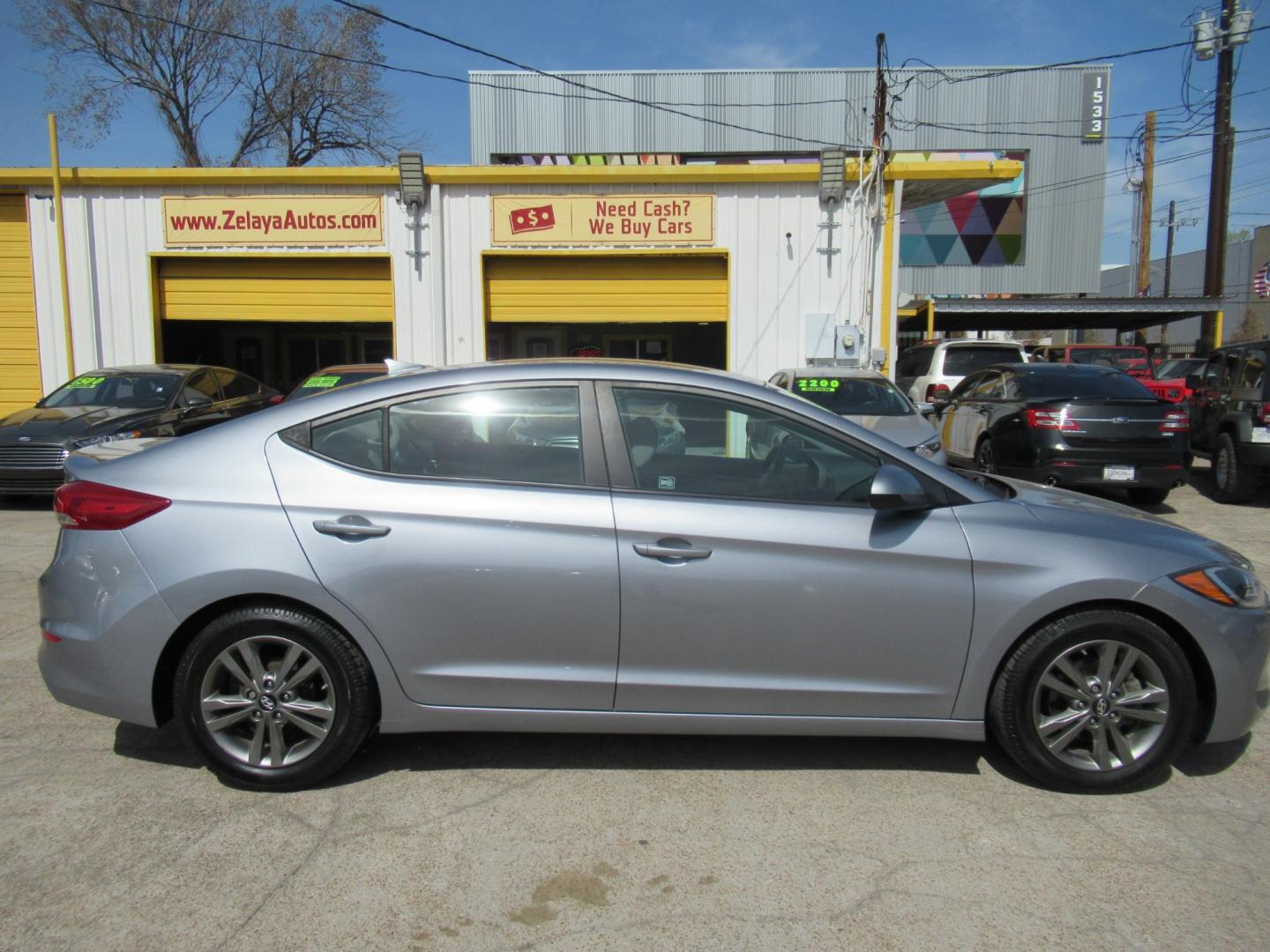 2017 Gray /Gray Hyundai Elantra Limited (5NPD84LF0HH) with an 1.8L L4 DOHC 16V engine, 6A transmission, located at 1511 North Shepherd Dr., Houston, TX, 77008, (281) 657-1221, 29.798361, -95.412560 - 2017 HYUNDAI ELANTRA SE/VALUE/LIMITED VIN: 5NPD84LF0HH003268 5 N P D 8 4 L F 0 H H 0 0 3 2 6 8 SEDAN 4 DR 2.0L I4 F DOHC 16V GASOLINE FRONT WHEEL DRIVE - Photo#0